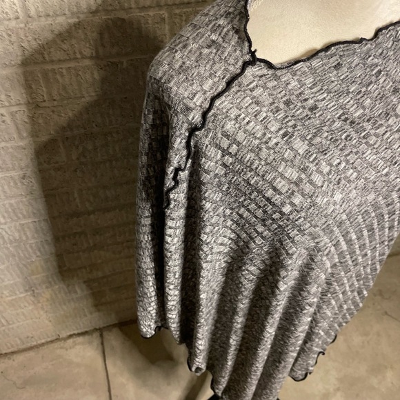 Knit Womens Gray Asymmetrical Hem Textured Pattern Sweater Poncho Size One Size - Picture 2 of 4